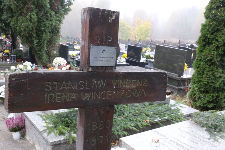 W dniu Wszystkich Świętych na Cmentarzu Salwatorskim w Krakowie