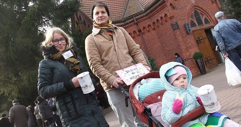 Zbiera czterystu, datki wrzucają tysiące. "Dar serca" dla hospicjum w Koszalinie