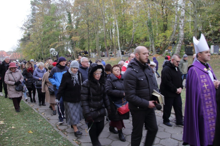 Dzień Wszystkich Świętych na gdańskim cmentarzu Srebrzysko