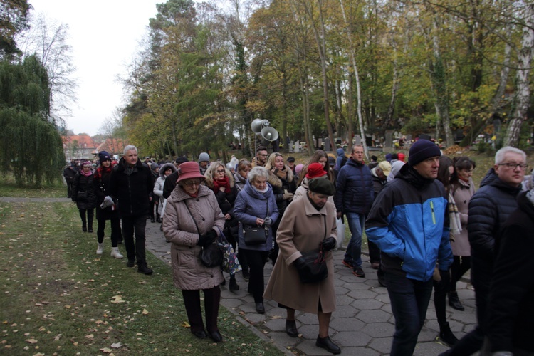 Dzień Wszystkich Świętych na gdańskim cmentarzu Srebrzysko