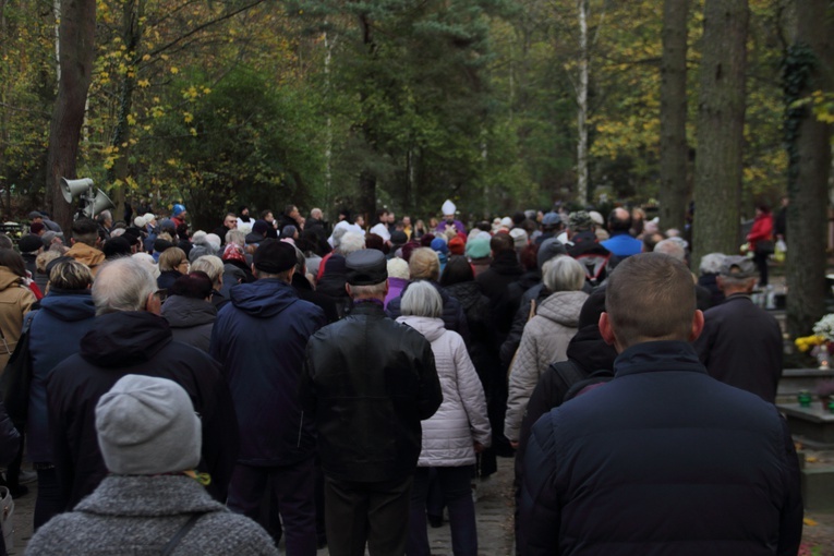 Dzień Wszystkich Świętych na gdańskim cmentarzu Srebrzysko