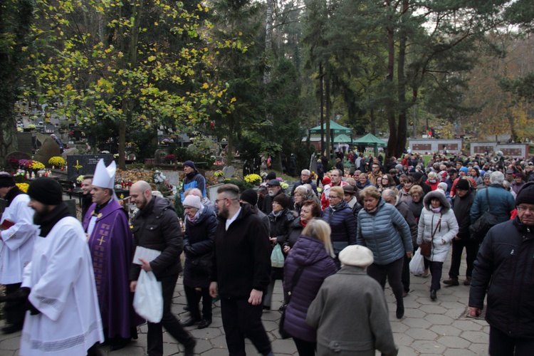 Dzień Wszystkich Świętych na gdańskim cmentarzu Srebrzysko