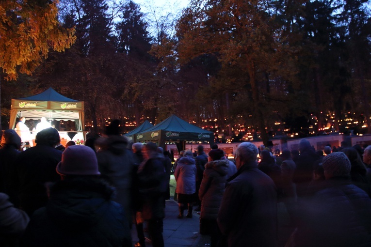 Dzień Wszystkich Świętych na gdańskim cmentarzu Srebrzysko