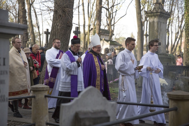 Procesja po Starych Powązkach