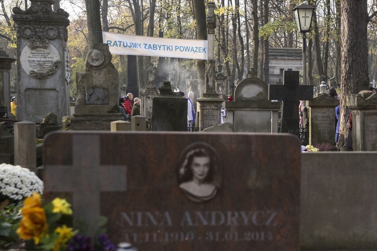 Procesja po Starych Powązkach