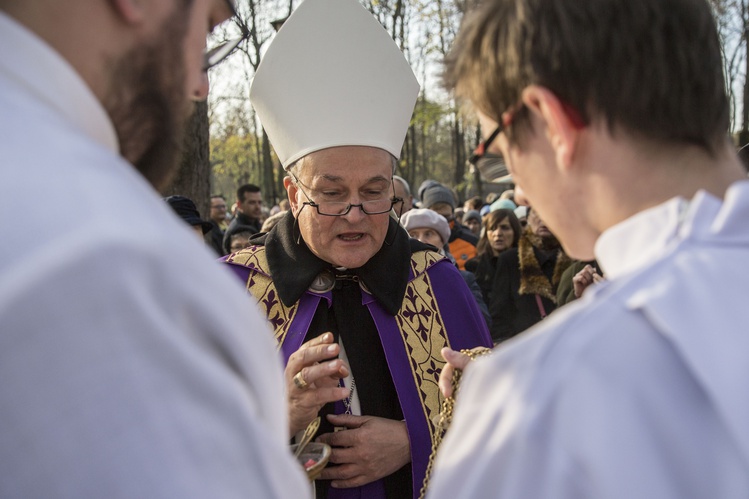 Procesja po Starych Powązkach