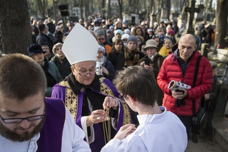 Procesja po Starych Powązkach