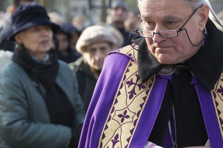 Procesja po Starych Powązkach