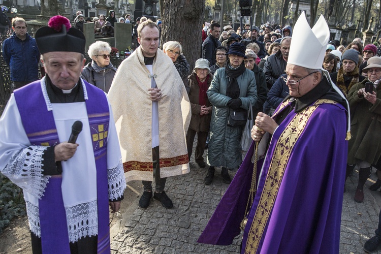 Procesja po Starych Powązkach