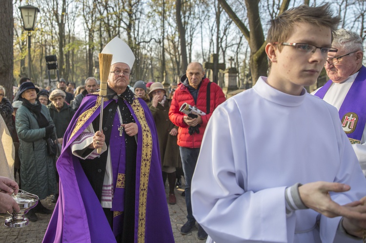 Procesja po Starych Powązkach