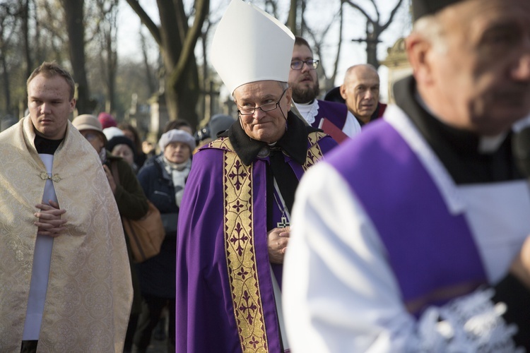 Procesja po Starych Powązkach