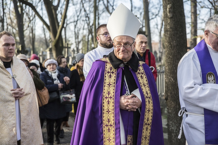 Procesja po Starych Powązkach