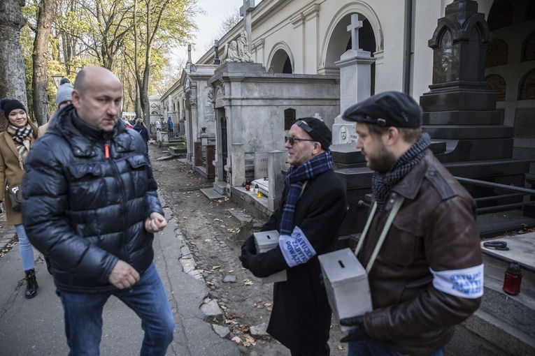 Procesja po Starych Powązkach