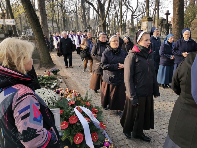 Procesja po Starych Powązkach