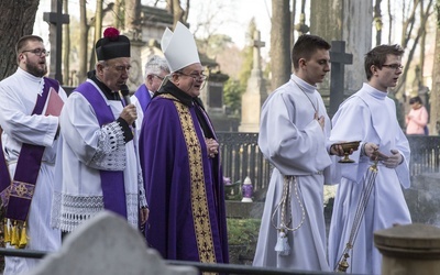 Procesja po Starych Powązkach