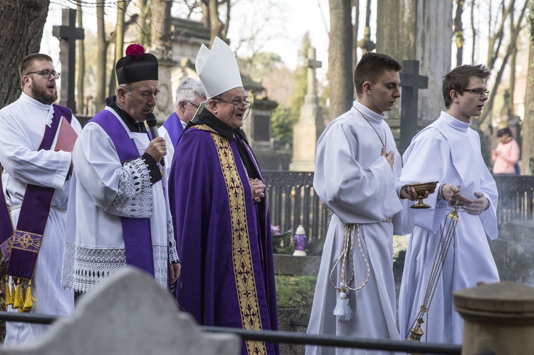 Procesja po Starych Powązkach