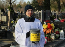 Kwesty na cmentarzach prowadzili m.in. alumni WSD w Łowiczu.