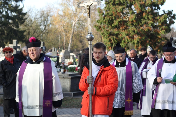 Po Mszach św. na nekropoliach podczas procesji modlono się za zmarłych.