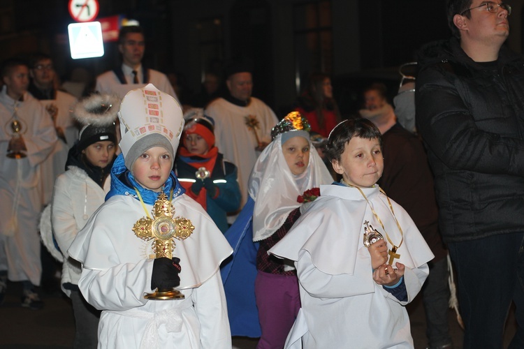 Uczestniczące w Nocy Świętej dzieci przebrały się za świętych.