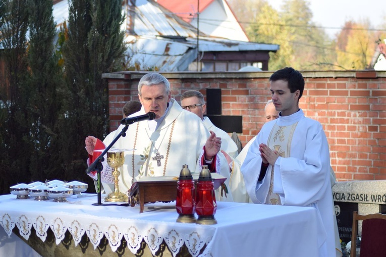 Modlitwa na cmentarzu katedrlanym w Sandomierzu