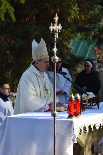 Modlitwa na cmentarzu katedrlanym w Sandomierzu