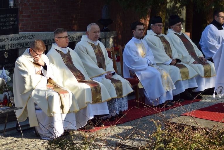 Modlitwa na cmentarzu katedrlanym w Sandomierzu