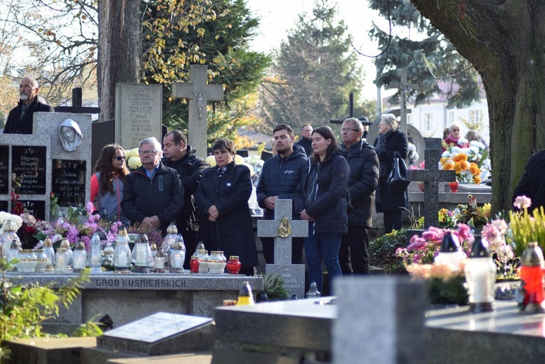 Modlitwa na cmentarzu katedrlanym w Sandomierzu