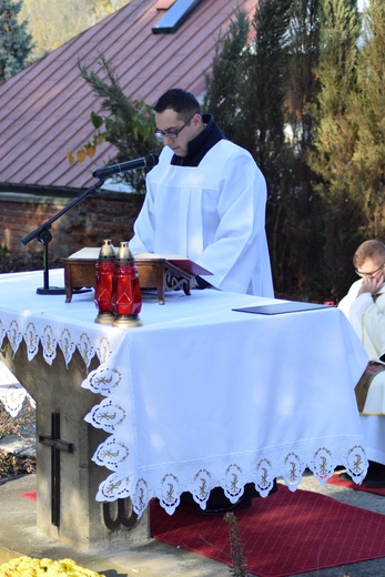 Modlitwa na cmentarzu katedrlanym w Sandomierzu