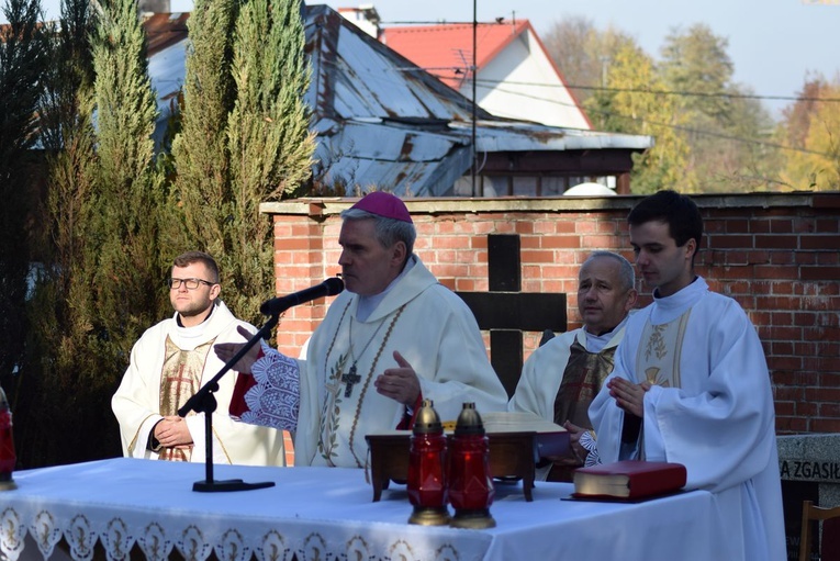 Modlitwa na cmentarzu katedrlanym w Sandomierzu