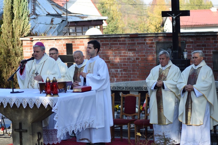 Modlitwa na cmentarzu katedrlanym w Sandomierzu