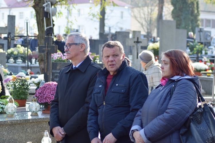 Modlitwa na cmentarzu katedrlanym w Sandomierzu