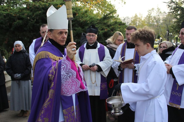Msza św. i procesja na świdnickim cmentarzu