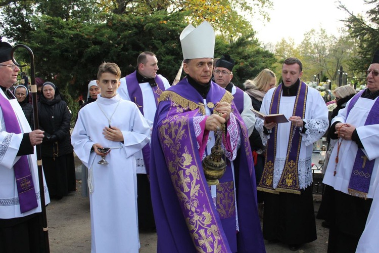 Msza św. i procesja na świdnickim cmentarzu