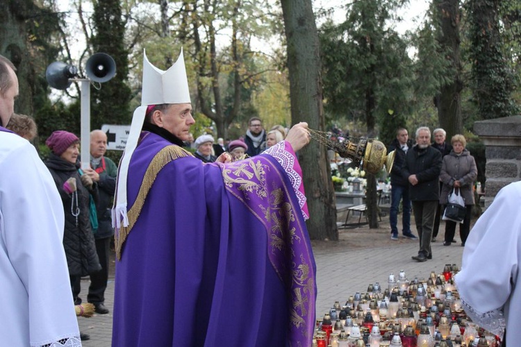 Msza św. i procesja na świdnickim cmentarzu