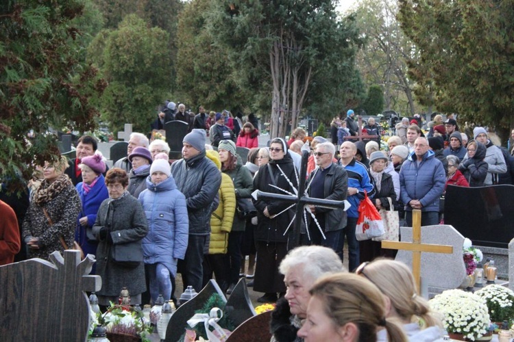 Msza św. i procesja na świdnickim cmentarzu