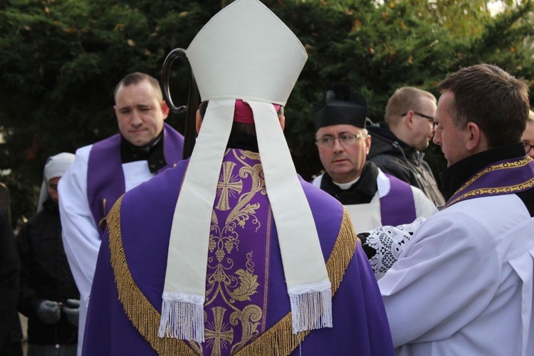 Msza św. i procesja na świdnickim cmentarzu