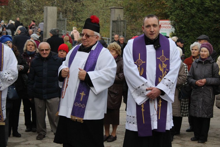 Msza św. i procesja na świdnickim cmentarzu