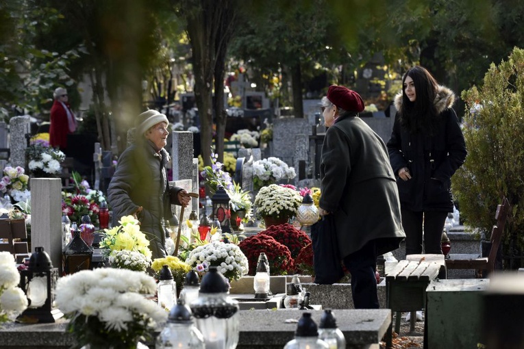 Msza św. i procesja na świdnickim cmentarzu