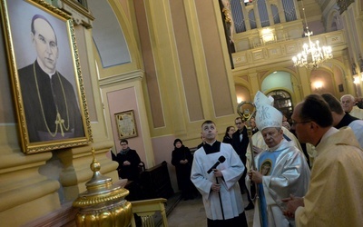 Każdego roku, z racji rocznicy śmierci, sprawowana jest w Jedlińsku Msza św. w intencji wyniesienia na ołtarze sł. Bożego bp. Piotra Gołębiowskiego.