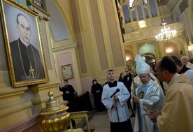 Każdego roku, z racji rocznicy śmierci, sprawowana jest w Jedlińsku Msza św. w intencji wyniesienia na ołtarze sł. Bożego bp. Piotra Gołębiowskiego.