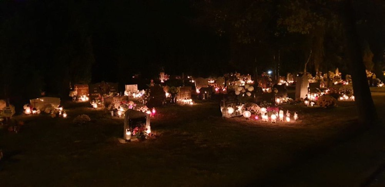 Cmentarze diecezji świdnickiej nocą