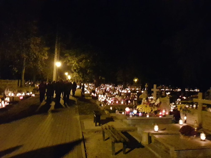 Cmentarze diecezji świdnickiej nocą