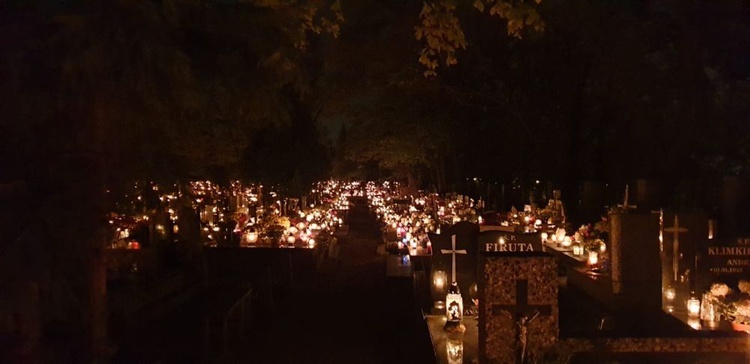 Cmentarze diecezji świdnickiej nocą