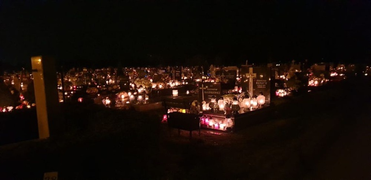Cmentarze diecezji świdnickiej nocą