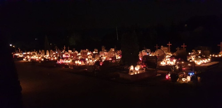 Cmentarze diecezji świdnickiej nocą