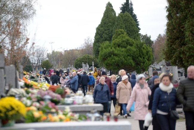 Modlitwa za zmarłych na cmentarzu rzymskokatolickim w Radomiu