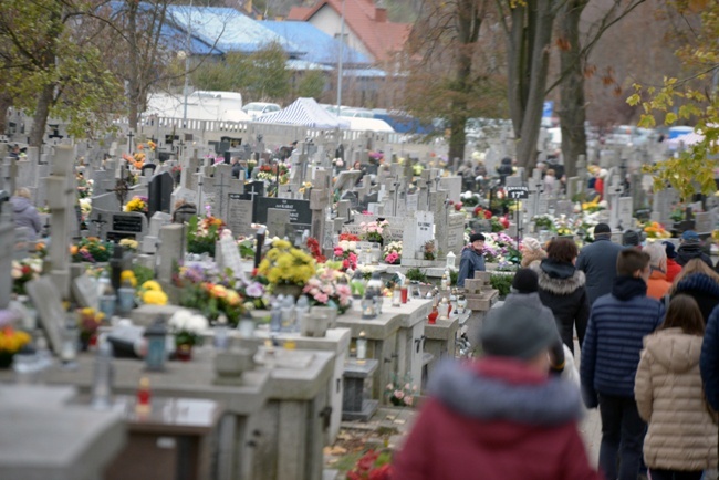 Modlitwa za zmarłych na cmentarzu rzymskokatolickim w Radomiu