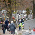 Modlitwa za zmarłych na cmentarzu rzymskokatolickim w Radomiu