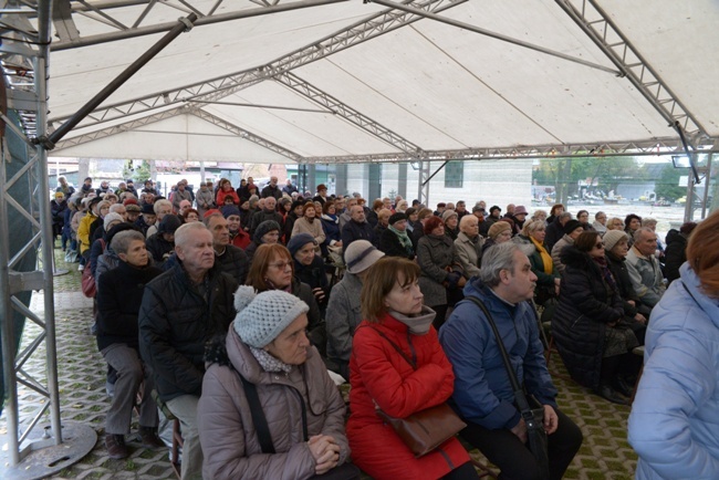 Modlitwa za zmarłych na cmentarzu rzymskokatolickim w Radomiu