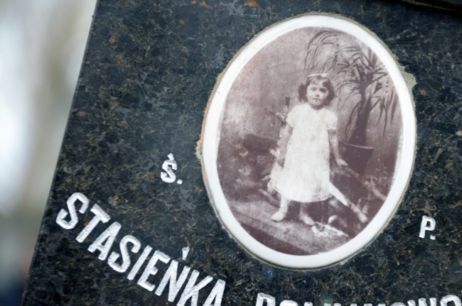 Modlitwa za zmarłych na cmentarzu rzymskokatolickim w Radomiu